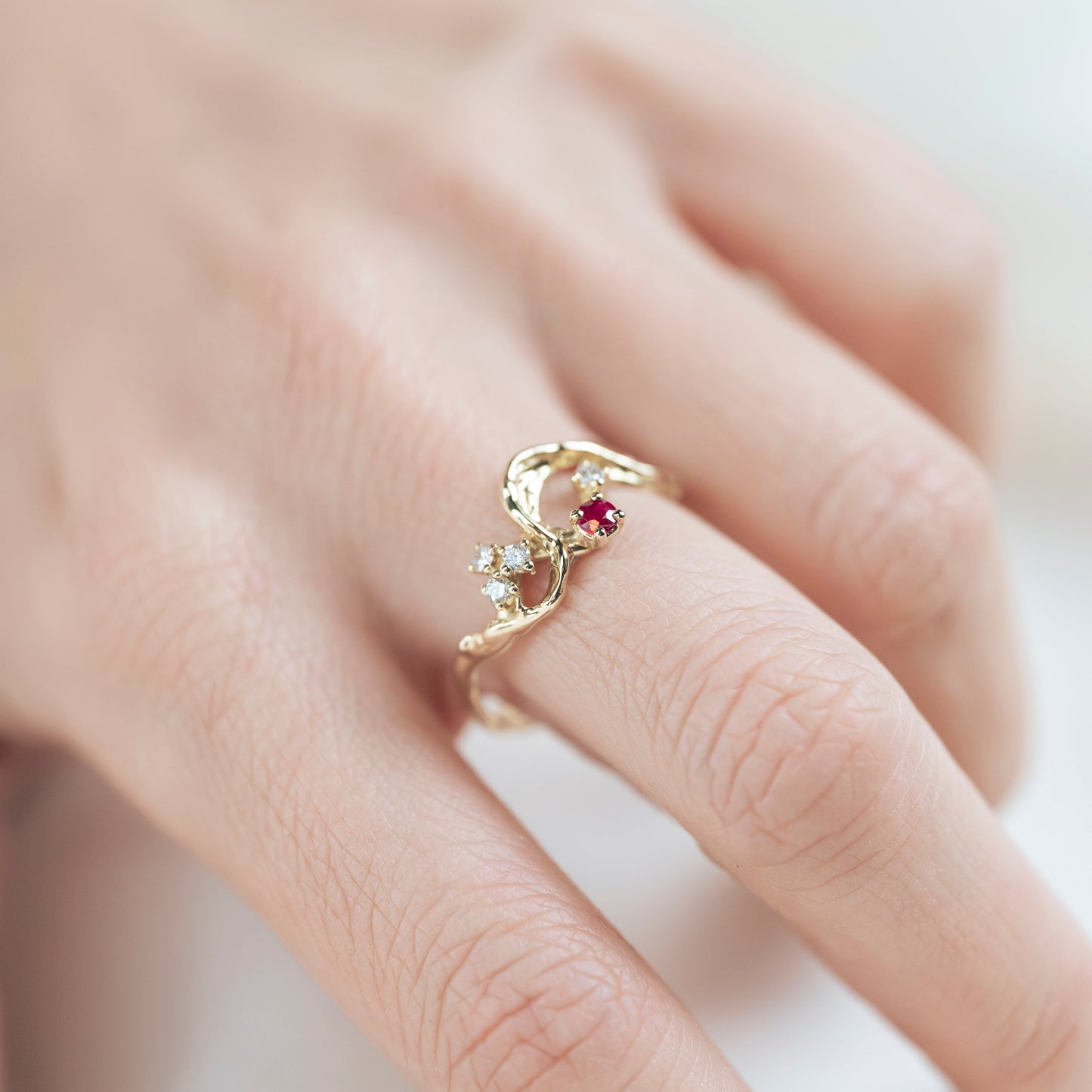 NEXUS LUMINIS: Intrecci di luce con RUBINO e DIAMANTI