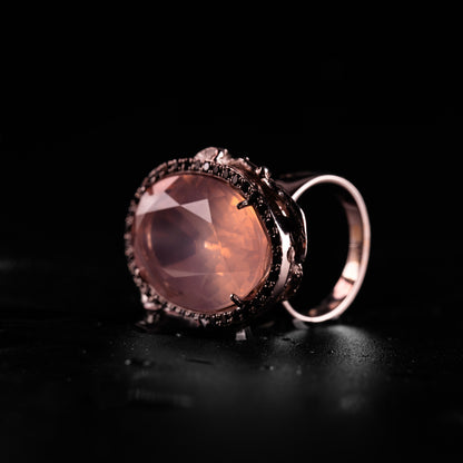 DUCHESS'S BLUSH -ANELLO QUARZO ROSA E DIAMANTI NERI